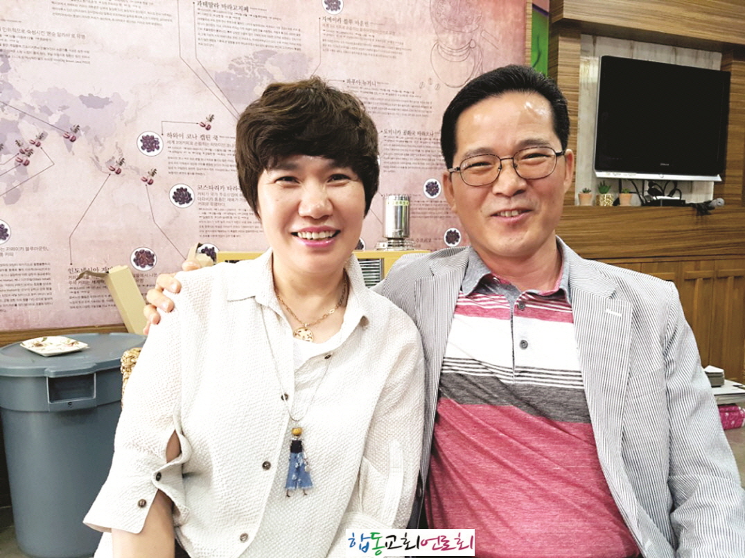 꾸미기_이경섭 장로 부부.jpg