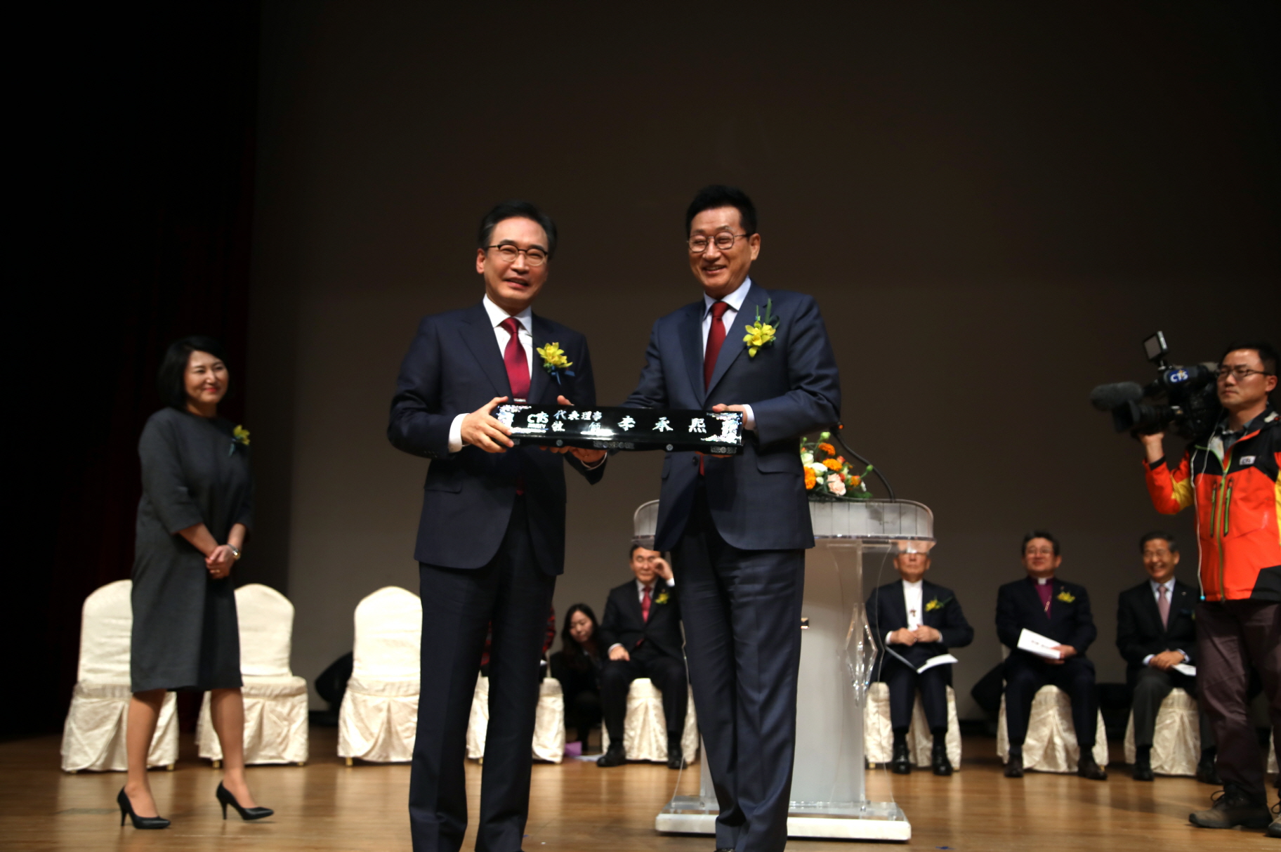 취임명패를 주고받는 전계헌 목사와 이승희 목사_2.jpg