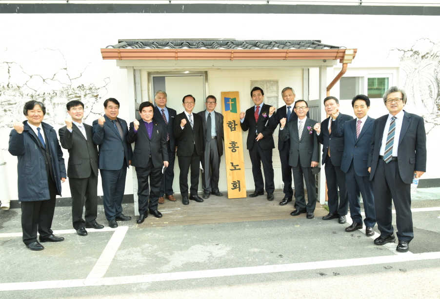 가칭 떼고 분립위원과 노회임원 (마스크 벗고).JPG