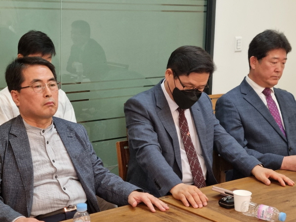 천안중부교회를 출입하는 불법자들 (2).jpg