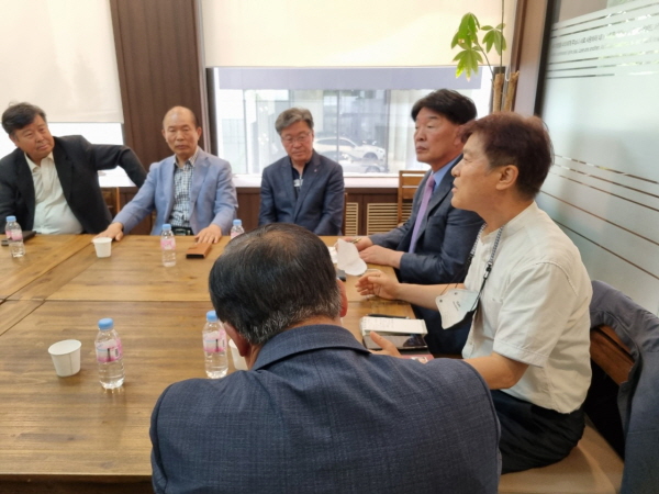 천안중부교회를 출입하는 불법자들 (1).jpg